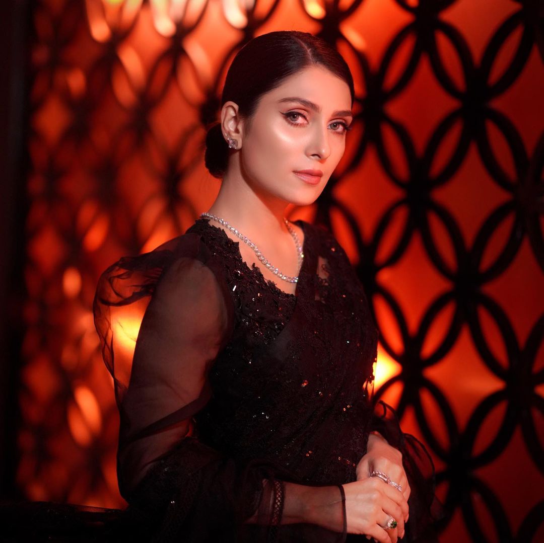 Ayeza Khan Flaunts Perfection in Black Outfit - Pictures Inside!