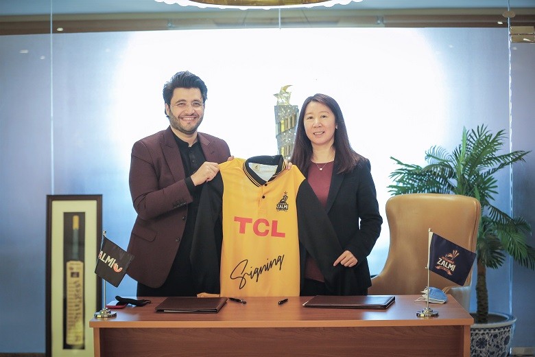 Peshawar Zalmi – With the sixth edition of Pakistan’s largest sporting event Pakistan Super League (PSL) just around the corner, electronics giant TCL Pakistan has once again renewed its partnership with Peshawar Zalmi. The partnership was formally signed by the Chairman Peshawar Zalmi Javed Afridi and TCL Pakistan’s General Manager Sunny Yang in a ceremony. The PSL 2021 will see TCL serving as the main title sponsor. Having sponsored PSL over the past few years, TCL has taken their partnership one step further. This new initiative between Peshawar Zalmi and the electronics company shows its continuous commitment and enduring affiliation with cricket. The brands also aim to combine efforts to promote the sport and bring young talented individuals to the forefront. Speaking about the renewal of the contract, the General Manager of TCL Pakistan Sunny Yang expressed her anticipation for the upcoming tournament by stating, “We are thrilled to continue our partnership with Peshawar Zalmi in 2021 as well. This year we decided to take our partnership one step further. As a brand that is a promoter of sports and talent all around the globe, we will extend our support to the team for the promotion of cricket in the Country”. The Chairman Peshawar Zalmi Javed Afridi Javed Afridi expressed his gratitude and said,” We are excited with the renewal of our partnership with TCL and will continue to play our part for the promotion of cricket in Pakistan. With the support of brands like TCL we hope to bring the trophy home”. PSL T20 will begin on February 20, 2021. A total of 34 matches are scheduled in the sixth edition with being the second time when all the matches will take place in Pakistan including three playoffs and the final match. TCL is one of the leading players in the Global Consumer Electronics industry with a global presence in over 150 Countries. With the emerging new technological advancements, the brand is committed to providing an exceptional experience with its products.