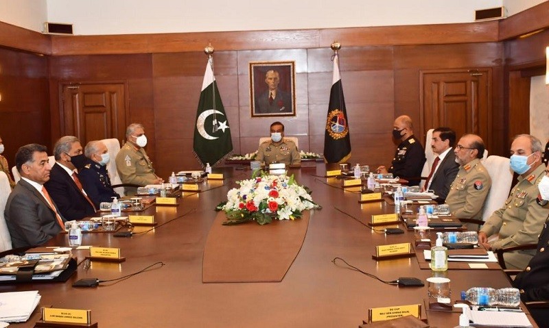 JCSC Meeting - The Joint Chiefs of Staff Committee (JCSC) Meeting was held at the Joint Staff Headquarters in Rawalpindi on Thursday, according to the Inter-Services Public Relations (ISPR). The Chairman Joint Chiefs of Staff Committee (CJCSC) General Nadeem Raza presided over the meeting which was attended by the Chief of Army Staff General Qamar Javed Bajwa, the Chief of Naval Staff Admiral Muhammad Amjad Khan Niazi, the Chief of Air Staff Air Chief Marshal Mujahid Anwar Khan and Senior Officers from the Ministry of Defence, Ministry of Defence Production and Tri-Services. The forum discussed the emerging regional geo-strategic environment including the fast-paced developments in the realm of strategic and conventional policies/doctrines and operational preparedness of the armed forces. The participants also dilated upon the latest situation of COVID-19 and lauded services of the ‘National Command and Operation Centre (NCOC)’ which was established to synergize and articulate unified national effort for containment of COVID-19. The participants discussed the situation of Indian Illegally Occupied Jammu and Kashmir (IIOJK) and reiterated that Pakistan will continue to provide all-out diplomatic, moral and political support to the brave people of IIOJK in their indigenous struggle to get justice and their right to self-determination in line with United Nations Security Council resolutions. The forum reaffirmed the resolve of armed forces to respond to the entire spectrum of threat in the most befitting manner in line with a comprehensive security strategy. The participants lauded the sacrifices of security agencies in the fight against terrorism. At the end, the Chairman JCSC lauded the jointness of the Pakistan armed forces in meeting all defence and security challenges.