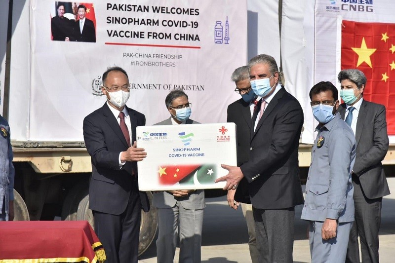 Sinopharm vaccine - The Foreign Minister Shah Mahmood Qureshi on Monday received a batch of 500,000 doses of Sinopharm vaccine from the Chinese Ambassador Nong Rong at a ceremony held at the Nur Khan Airbase in Rawalpindi. The vaccine arrived from Beijing early morning through a special flight. In his remarks on the occasion, the prime minister thanked the leadership and people of China for sending the gift of the Sinopharm vaccine to Pakistan to fight the COVID-19 pandemic. The foreign minister added that the vaccine had arrived right at the time when Pakistan was grappling with the second wave of COVID-19. Qureshi said that the vaccine’s delivery, coinciding with the commencement of celebrations of the 70th anniversary of the establishment of diplomatic relations between Pakistan and China, reaffirmed the finest tradition that China always stood by Pakistan. It also showed that the Pakistan-China friendship was timeless and that China was our staunchest partner, he added. The foreign minister particularly lauded the Chinese President Xi Jinping’s vision that the COVID-19 vaccine, when developed, should be a ‘global public good.’ Shah Mahmood Qureshi expressed special gratitude to the State Councilor and Foreign Minister Wang Yi for expeditiously sending the vaccine to Pakistan. The vaccine will be used to inoculate the front-line health workers to protect them from COVID-19 and will play an important role in saving precious human lives, he added. It was underlined by the foreign minister that recently Phase-III clinical trials of Chinese vaccine CanSino had successfully concluded in Pakistan and Pakistan was deepening co-operation with China in the matters relating to the vaccine. The Prime Minister’s Special Assistant on Health Dr. Faisal Sultan, the Foreign Secretary Sohail Mahmood, the Secretary Health Aamir Ashraf Khawaja, and the Executive Director National Institute of Health (NIH) Major General Aamer Ikram were also present on the occasion. Pakistan-China cooperation in fighting the COVID-19 pandemic, since its outbreak, has been exemplary. Pakistan firmly supported China’s global and regional initiatives aimed at controlling the pandemic. Pakistan has supported China-led regional forums that are meaningfully engaged in containing the pandemic and resuming economic activities across the region.