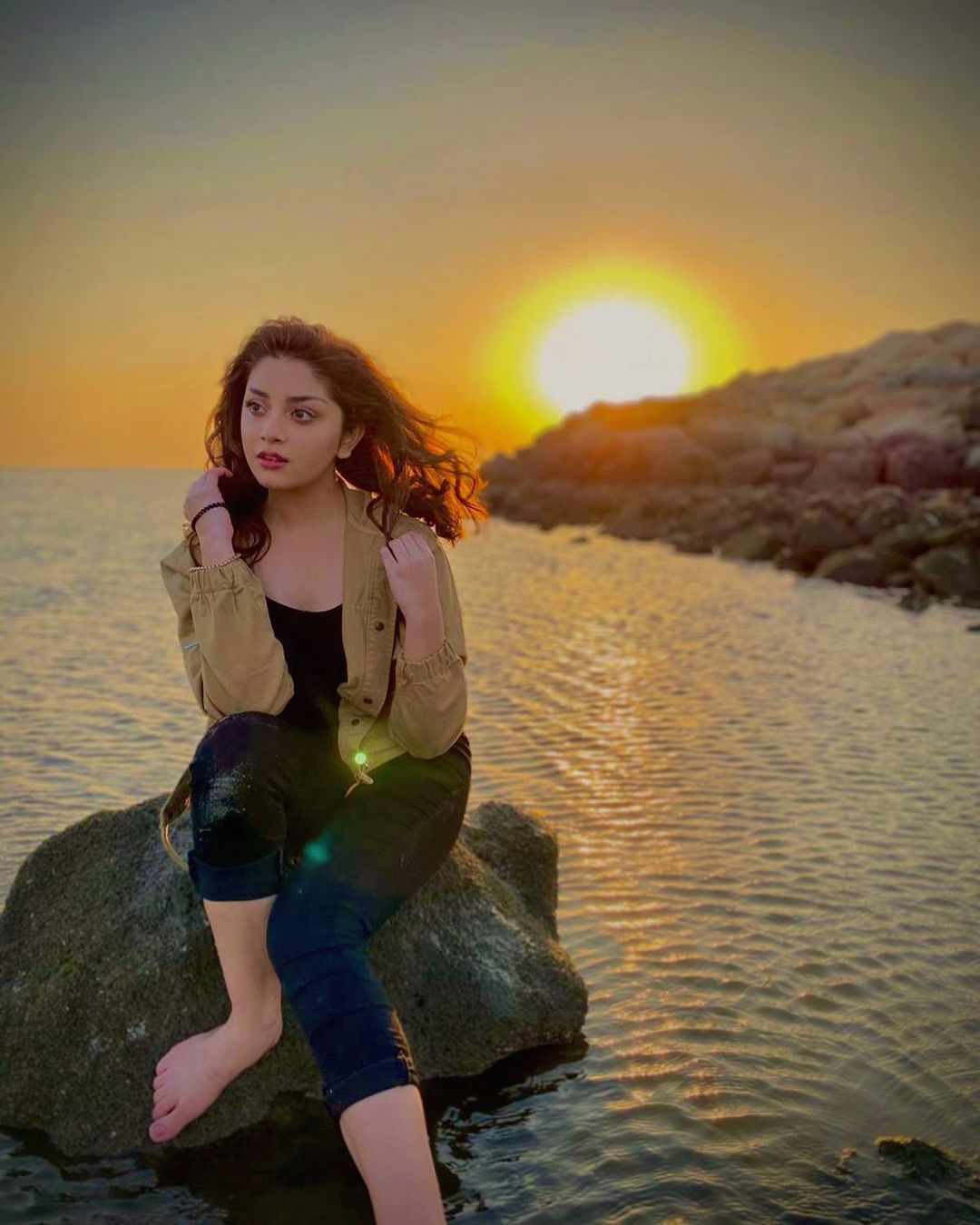 Alizeh Shah Looks Glamorous in These Hot Clicks from Her Insta Profile!