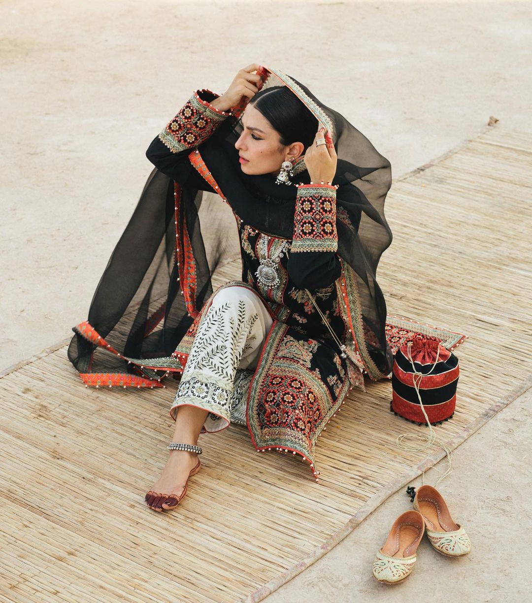 Ayeza Khan Gives Out Classic Traditional Vibes in Her Latest Photoshoot!
