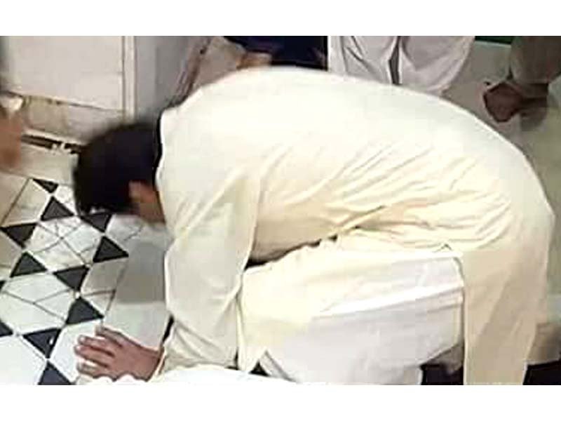 PTI chief Imran Khan appears to be kneeling in prayer at Sufi saint in Pakpattan, but says he was kissing the ground