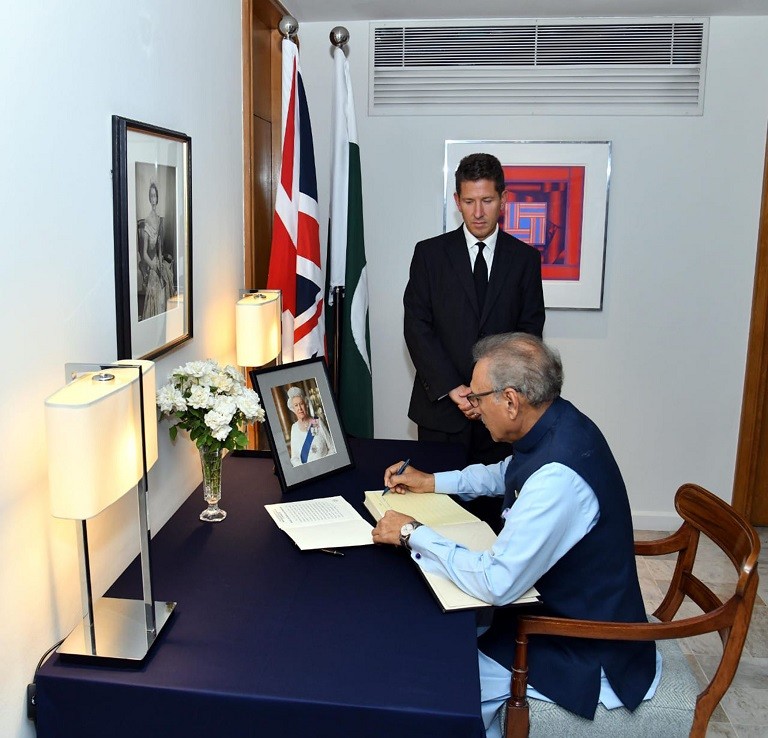 President Arif Alvi visits British High Commission to condole over Queen Elizabeth’s sad demise 