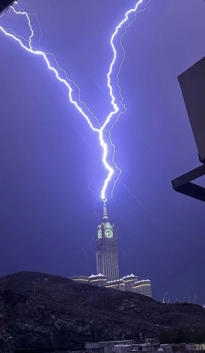Why does lighting only strike the crescent of Clock Tower in Makkah?