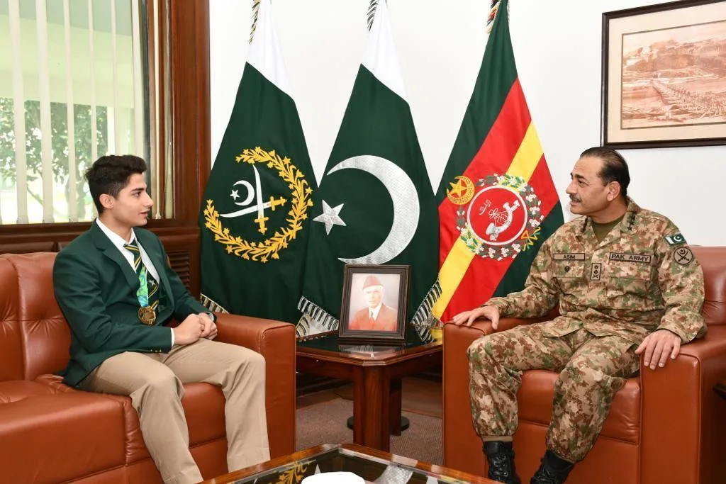 World Junior Squash Champion Hamza Khan meets Army Chief