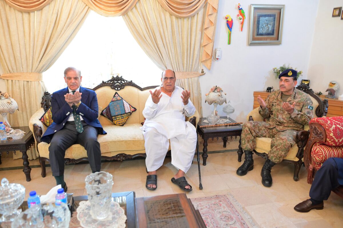 Prime Minister Muhammad Shehbaz Sharif along with Defence Minister Khawaja Muhammad Asif, Chief of the Army Staff General Syed Asim Munir and Minister for Information and Broadcasting Attaullah Tarar visited Combined Military Hospital Rawalpindi to meet the soldiers injured during M'arka-e-Haq. Rawalpindi, 16 May, 2025